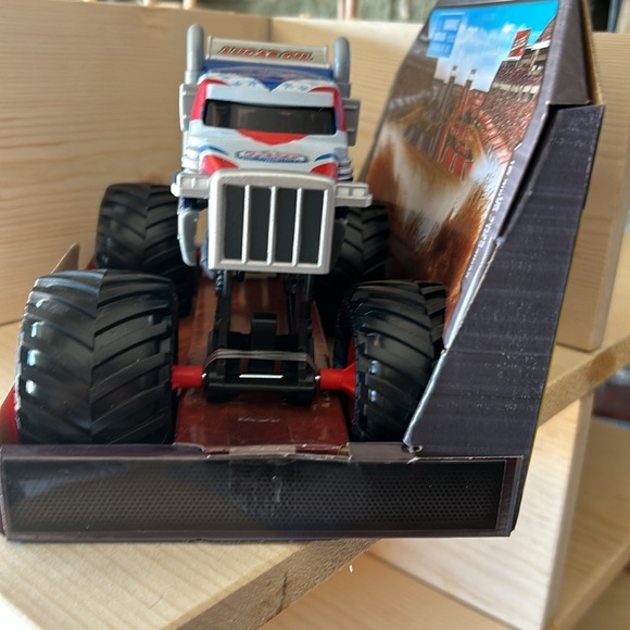 NEW MONSTER JAM LUCAS STABILIZER TRUCK 1/24 scale GOOD OFFERS ARE WELCOME! - Picture 4 of 9